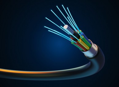 Confira as diferenças entre fibra óptica e par metálico